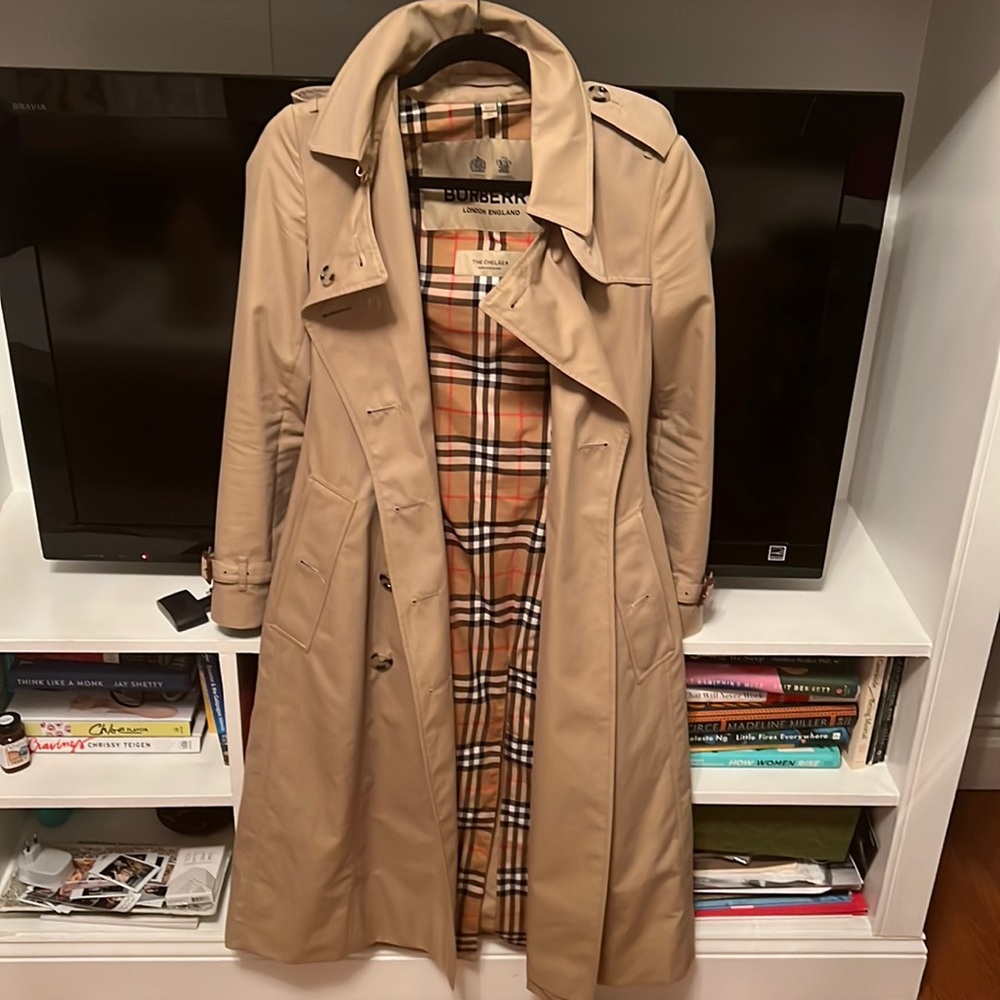 The classic Burberry “Chelsea” coat 🧡